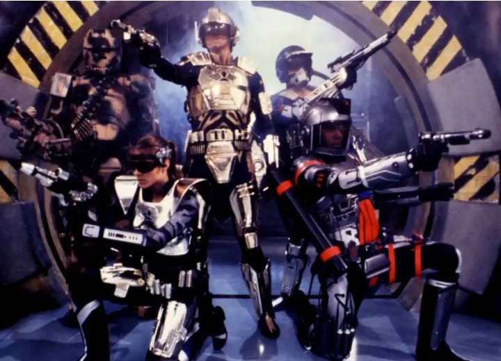 Actores de la Serie de TV 'Captain Power and the Soldiers of the Future' de 1987, posando con los trajes de sus personajes.