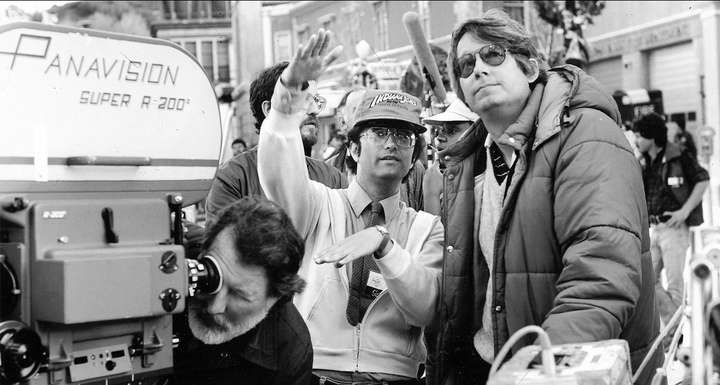 Fotografía de detrás de cámaras del director Joe Dante, dirigiendo la cinta 'Gremlins' de 1984.