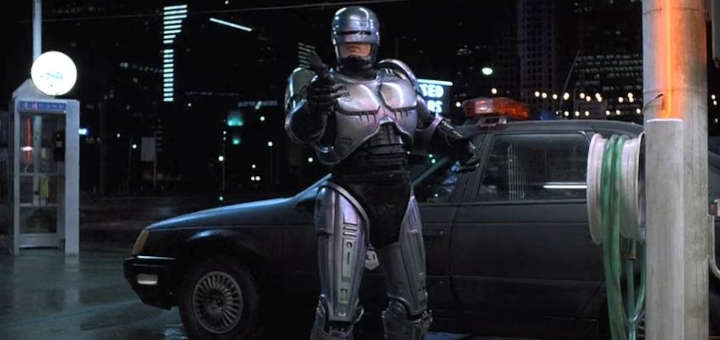 Foto de 'Robocop' apuntando con un arma, junto a su patrulla.