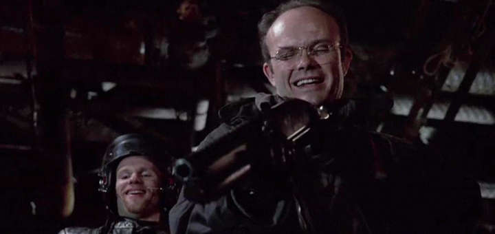 Fotograma de 'Robocop' de 1987, en donde se muestra a Clarence Boddicker, interpretado por Kurtwood Smith, instantes antes de dar muerte a Alex Murphy.