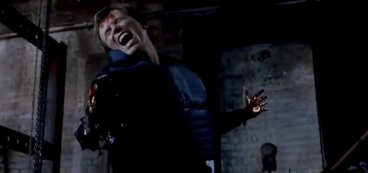 Fotograma de 'Robocop' de 1987, en donde se muestra la brutal muerte de Alex Murphy, interpretado por Peter Weller..