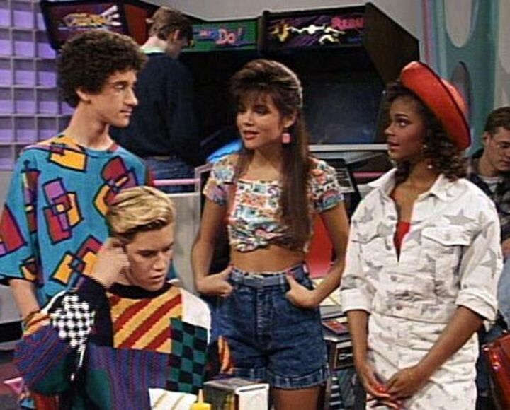 Foto con Screech Powers (Dustin Diamond), Kelly Kapowski (Tiffani Thiessen),  Lisa Turtle (Lark Voorhies) y Zack Morris (Mark-Paul Gosselaar) en Max, el restaurante en un capítulo de 'Saved by the Bell' (Salvado por la campana).