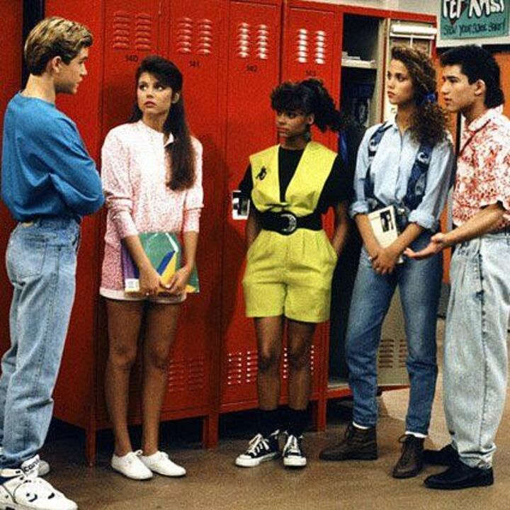 Foto de 'Saved by the Bell' (Salvado por la campaba) en la cual Zack Morris (Mark-Paul Gosselaar), Kelly Kapowski (Tiffani Thiessen), Lisa Turtle (Lark Voorhies), Jessie Spano (Elizabeth Berkley) y A.C. Slater (Mario López) junto a los casilleros discutiendo algún problema. 