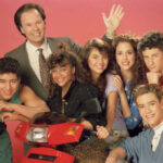 Saved by the Bell (Salvado por la campana): Un viaje nostálgico a los pasillos de Bayside High saved-by-the-bell-salvado-por-la-campana-un-viaje-nostalgico-a-los-pasillos-de-bayside-high-imagen-destacado