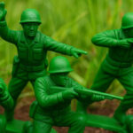 soldaditos-verdes-de-plastico-el-pequeno-ejercito-que-marco-generaciones-cool
