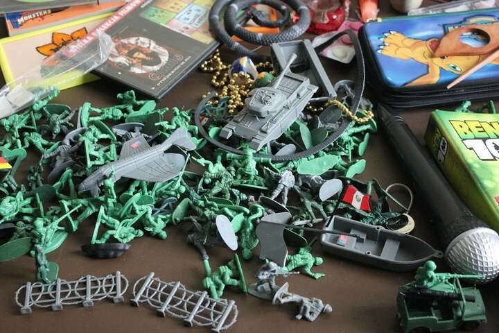 Muchos sets de soldaditos verdes de plástico venían con vehículos incluidos (tanques, lanchas, aviones, jeeps).