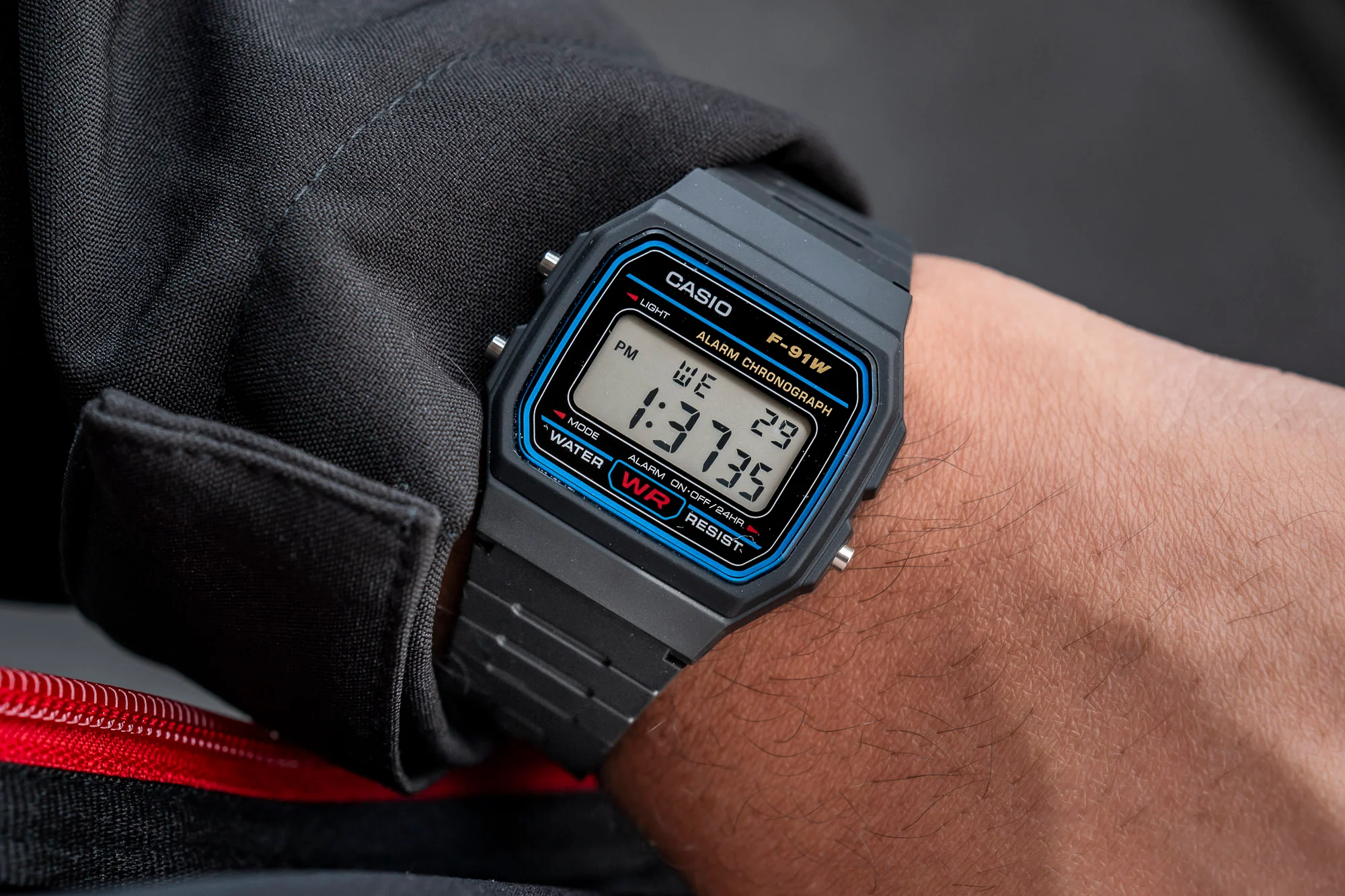 Persona mostrando el reloj Casio F-91W en su muñeca, representando su diseño simple y nostálgico.