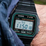 Casio F-91W: el reloj que sobrevivió al tiempo Reloj Casio F-91W sobre una mesa de madera, símbolo clásico de los años 90 y del diseño digital japonés.