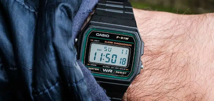 Reloj Casio F-91W sobre una mesa de madera, símbolo clásico de los años 90 y del diseño digital japonés.