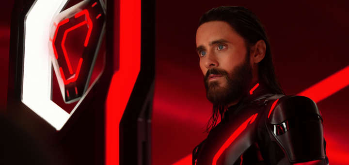 Jared Leto interpreta a Ares en “Tron: Ares” (2025), la nueva secuela de Disney ambientada en un universo digital futurista.