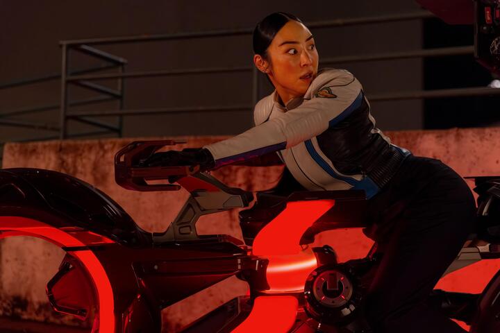 Greta Lee interpreta a una científica del mundo real en “Tron: Ares”, conectada al universo digital en busca de redención.