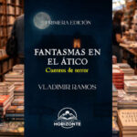 Portada del libro: 'Fantasmas en el ático', teniendo de fondo una librería.
