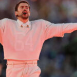 Bad Bunny durante su controvertida presentación en el espectáculo de medio tiempo del Super Bowl 2026, un show que provocó fuertes críticas entre parte del público estadounidense.