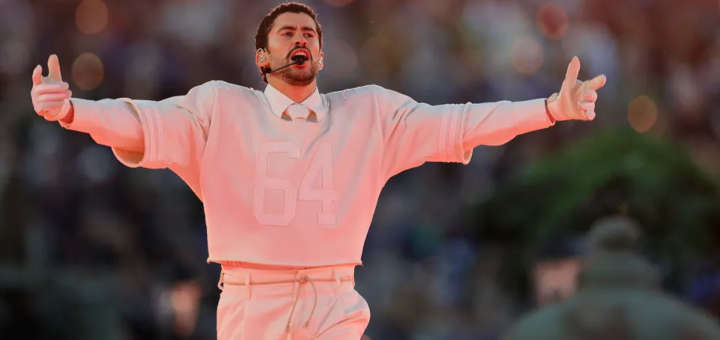 Bad Bunny durante su controvertida presentación en el espectáculo de medio tiempo del Super Bowl 2026, un show que provocó fuertes críticas entre parte del público estadounidense.