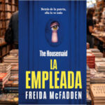 Portada del libro La empleada de Freida McFadden, novela de suspense y thriller psicológico sobre secretos familiares.