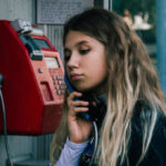 Teléfono público clásico de los años 80 y 90 en Latinoamérica, símbolo de comunicación antes de los celulares