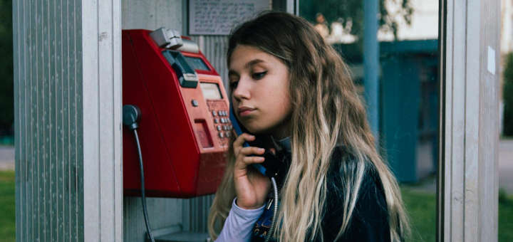 Teléfono público clásico de los años 80 y 90 en Latinoamérica, símbolo de comunicación antes de los celulares