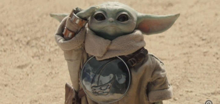 Escena de The Mandalorian y Grogu en la película de Star Wars dirigida por Jon Favreau en donde aparece Grogu de cuerpo entero.