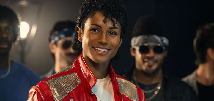 Escena de la película Michael (2026) recreando un concierto de Michael Jackson ante miles de fans.